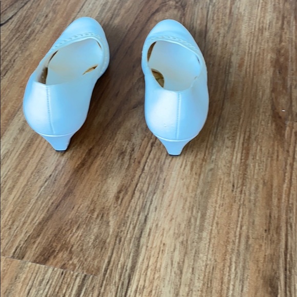 Vintage white heels. Red Cross shoes size 7 - Picture 6 of 16